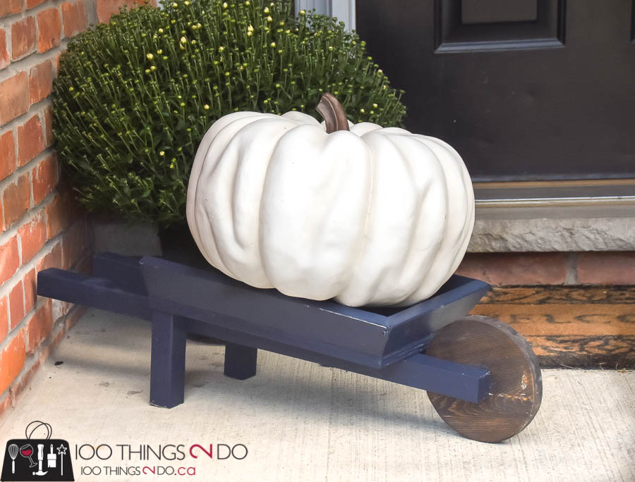 Fall outdoor decor, DIY wheelbarrow, decorative wheelbarrow, fall decor, fall front porch, autumn DIY